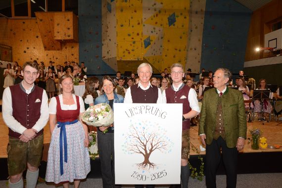 Fotos von Personengruppe mit Foto eines Baumes