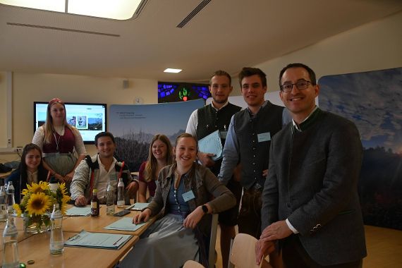 Gruppe von Schülern mit Direktor